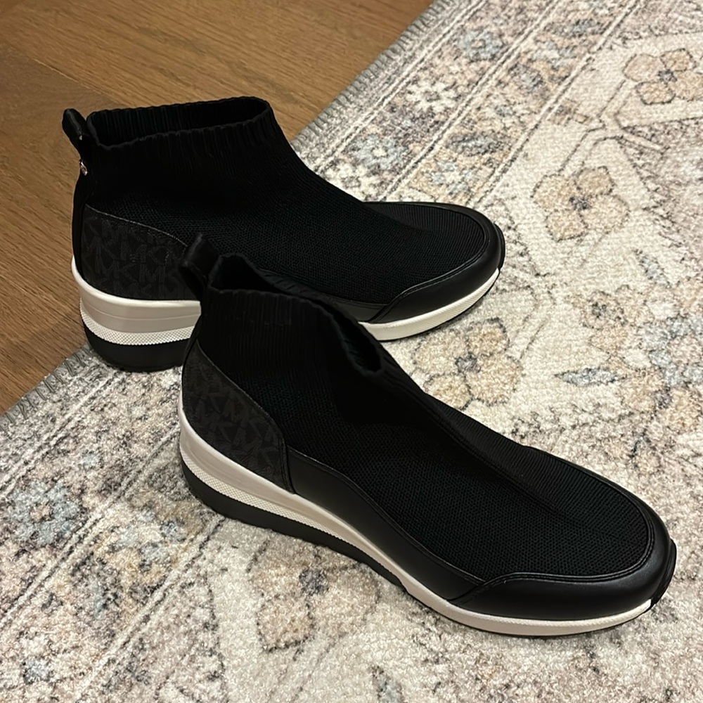 Michael Kors Skylar Knit sock shoe.  never worn size 8.5